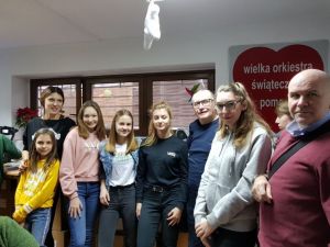 Wolontariusze z Kalet w warszawskiej siedzibie Fundacji Wielkiej Orkiestry Świątecznej Pomocy 